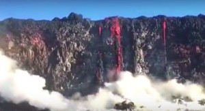 ハワイのキラウェア火山の溶岩が海に流れ落ちるオーシャンエントリ