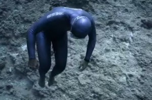 海流に身を任せるダイバーは無重力空間に漂っているように見える