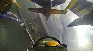 ブルーエンジェルスのコクピット内から曲芸飛行を撮影