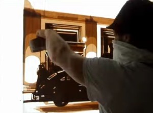 梱包用テープで絵を描くアーティスト