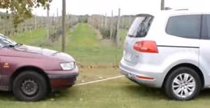 ペットボトルの紐で車を牽引