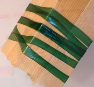 ペットボトルの紐で木材を結わえる