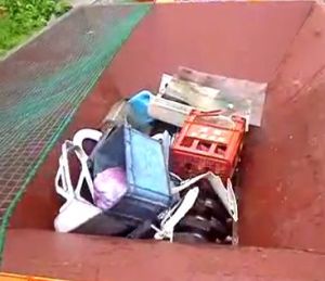 プラスティック破砕機のデモンストレーション動画