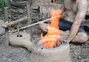 泥と枯れ草で作った原始的な融解炉