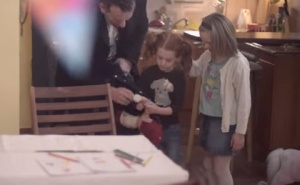 飼い犬を捨てることを女の子に置き換えた公共CM