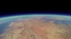 気球で大気圏外から地球を撮影
