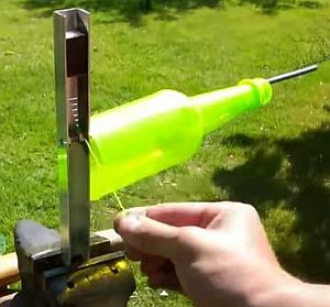 ペットボトルを細長く切って紐として再利用