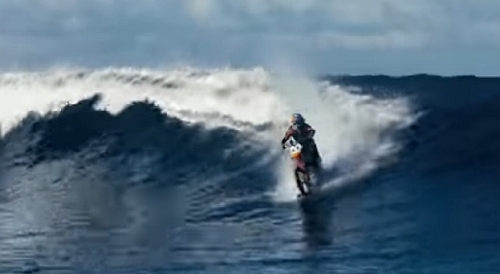 バイクでサーフィン