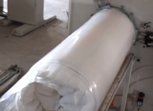 マットレスをロール状に圧縮する様子