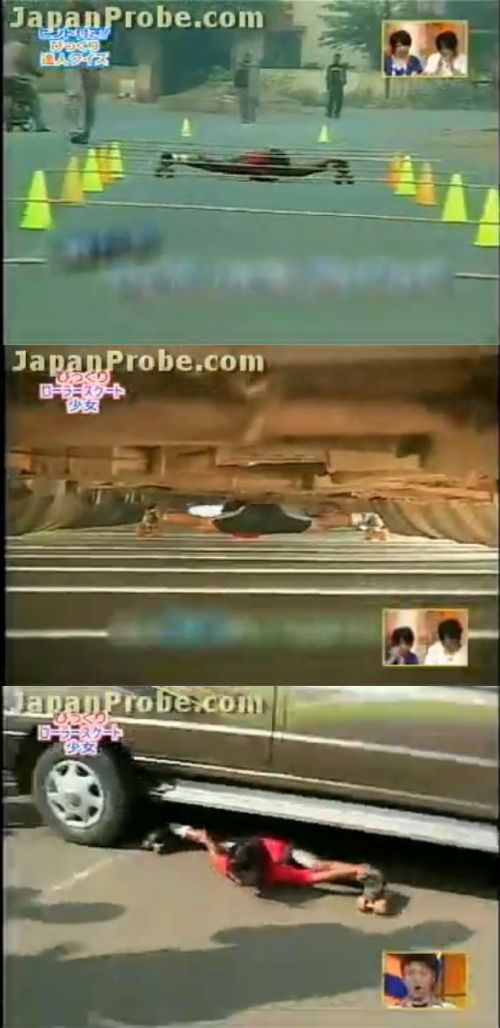 開脚ローラースケート少女40台の車をくぐり抜ける