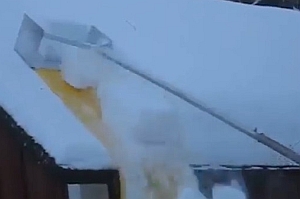 簡単に屋根の雪下ろしができる道具