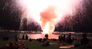 花火大会で2万発の花火が一気に爆発した