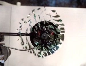 CDを毎分23000回転させると破裂する