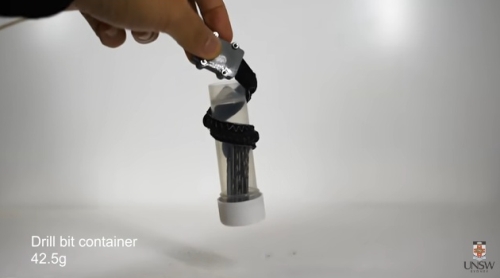 蛇のように巻き取って物を掴むロボットアーム