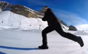 雪上をスケートのように滑るSnowFeet