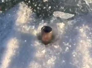 凍った湖面に撃った銃弾が湖面で回転し続ける