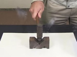 極低温では鉄が一瞬で折れる