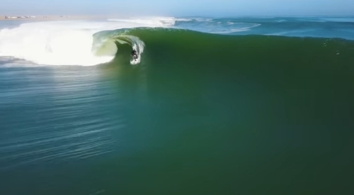 1つの波で1.5kmも滑ったサーファー