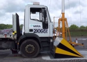 猛スピードのトラックを止めるブロッカーの実験動画