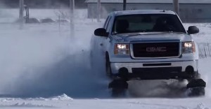 車のタイヤにキャタピラを付けて雪上車に早変わり