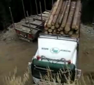 細い山道で方向転換するトラック