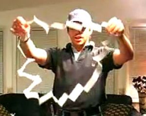 紙に穴を開けてくぐる方法