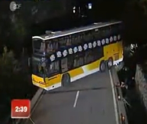 大型2階建てバスを、超狭い橋の上でUターンさせる