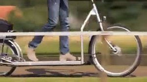 歩きながら漕ぐ新しい自転車