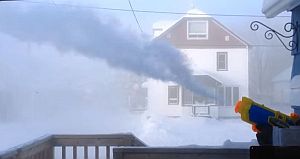 極寒の気温で水鉄砲を撃つと水が瞬時に凍る