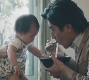 赤ちゃんはうどんを啜る音を聞くと泣き止む
