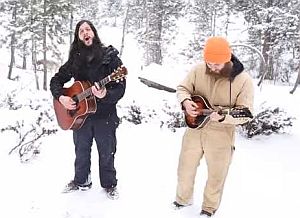 狼の聖地で歌を収録中に狼が遠吠えで参加