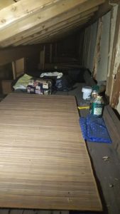 他人の家の屋根裏に住む人がいる